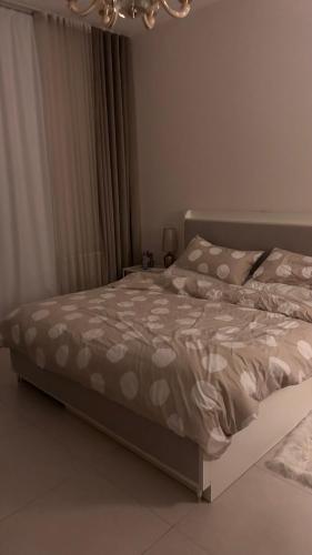 uma cama num quarto branco com uma cama sidx sidx em Love place em Abu Dhabi