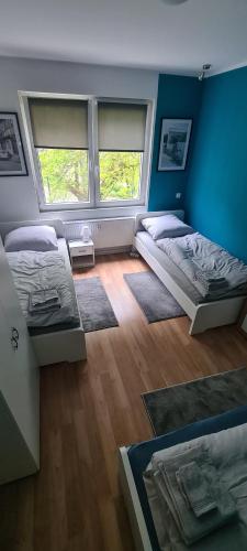Un pat sau paturi într-o cameră la Schöne 2 Zimmer Apartment in Krefeld City, Monteur Wohnung Netflix & Prime