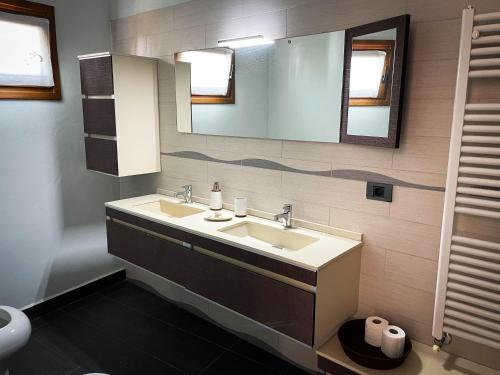 y baño con lavabo y espejo. en VV NEW YORK, en Valverde