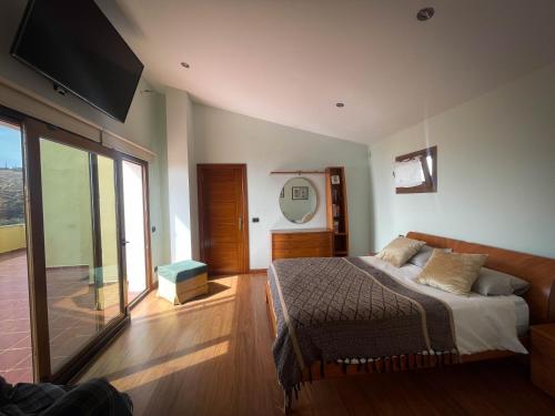 1 dormitorio con 1 cama y TV de pantalla plana en VV NEW YORK, en Valverde