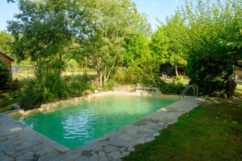 una piscina en un patio con árboles en Alojamiento con encanto en Cataluña en Besalú