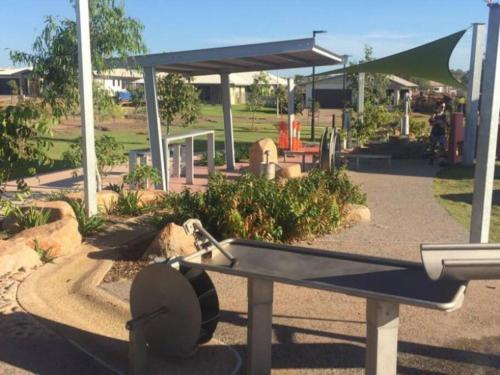 Fotografie z fotogalerie ubytování Zenhouse: 4BR Stylish Work/Family Home in Muirhead v destinaci Leanyer