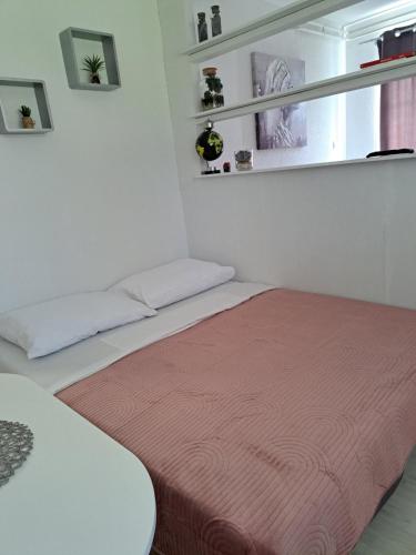 Ένα ή περισσότερα κρεβάτια σε δωμάτιο στο Apartmani Habibi