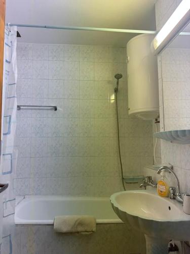 a bathroom with a sink and a bath tub and a sink at Bulevard Residence in Drobeta-Turnu Severin
