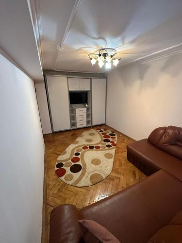 a living room with a couch and a rug at Bulevard Residence in Drobeta-Turnu Severin