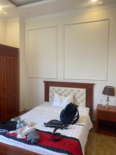 Un dormitorio con una cama con una mochila. en Mekong gia lai hotel, en Plei Brel (2)