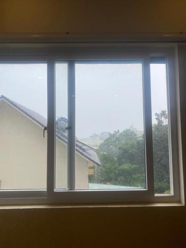 okno z widokiem na dom w obiekcie Mekong gia lai hotel w mieście Plei Brel (2)