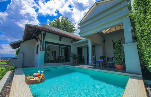 uma piscina em frente a uma casa em Luangprabang View Hotel em Luang Prabang