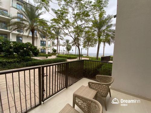  Dream Inn Apartments - Address Beach Residence Fujairah -  Room  picture :   Tea/Coffee maker    Shower    Bath                           