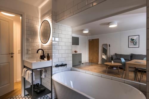 uma casa de banho com uma banheira grande e uma sala de estar em fil HOME em Leisach