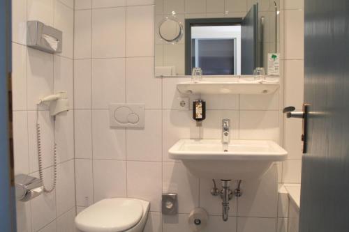 Ein Badezimmer in der Unterkunft Dürer-Hotel