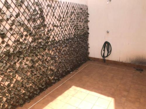 una habitación con una pared cubierta de plantas en By the sea, en Los Alcázares