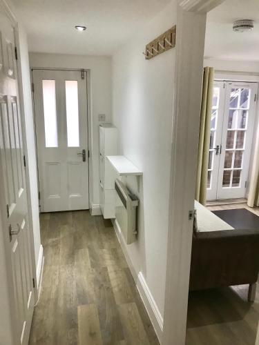 ロンドンにあるLondon Homeの廊下、ベッド、ドアが備わる客室です。