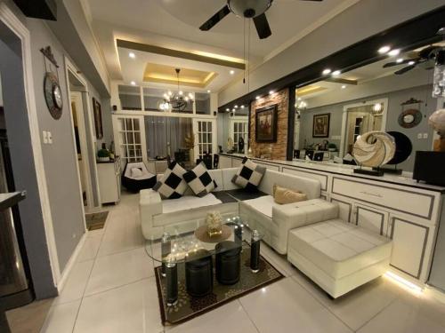 Χώρος καθιστικού στο Awesome Eastwood Condo Suite!