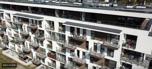 een luchtzicht op een appartementencomplex met balkons bij APARTAMENT KIELCE GÓRNA 20B/4 in Kielce