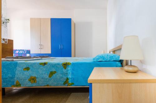 una camera con letto blu e armadio blu di Blu Mare a Otranto