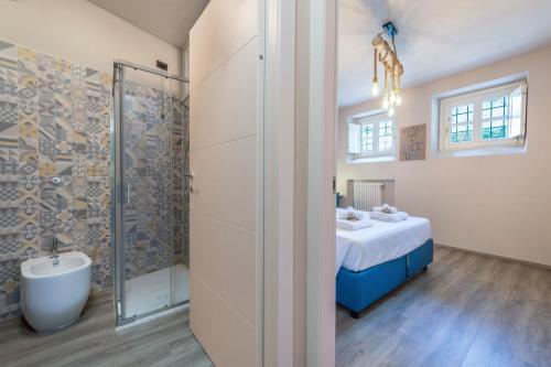 baño con ducha y 1 cama en una habitación en Casa Grace, en San Felice del Benaco