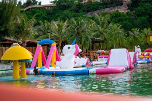 un gruppo di gonfiabili in acqua in un parco acquatico di Hon Dau Resort a Ðố Sơn