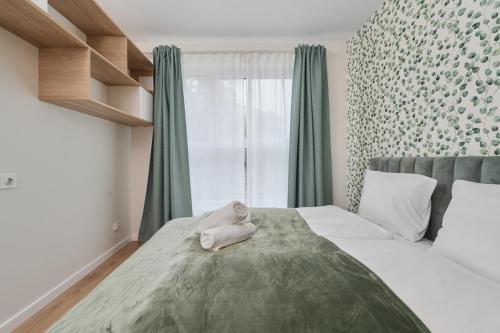 弗次瓦夫的住宿－Beautiful 3-Bedroom Apartment Gwiaździsta 18 by Renters，一间卧室配有一张床,床上有毛巾