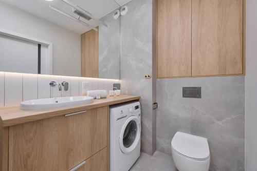 弗次瓦夫的住宿－Beautiful 3-Bedroom Apartment Gwiaździsta 18 by Renters，一间带洗衣机和水槽的浴室