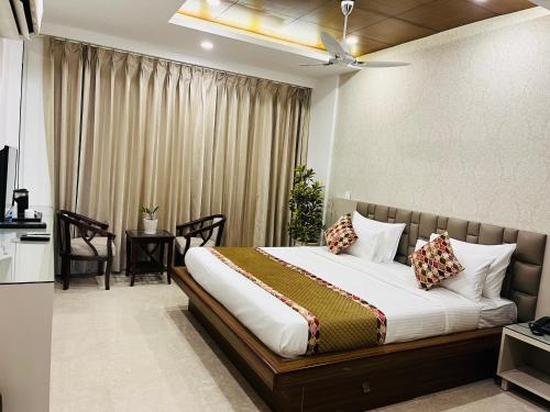 a bedroom with a bed in a room at Gazebo Inn & Suites Medanta in Gurgaon