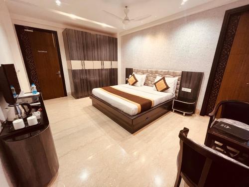 a hotel room with a bed and a television at Gazebo Inn & Suites Medanta in Gurgaon