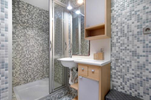 ein Badezimmer mit Waschbecken und Dusche in der Unterkunft Marfolin 22 in Cotillo