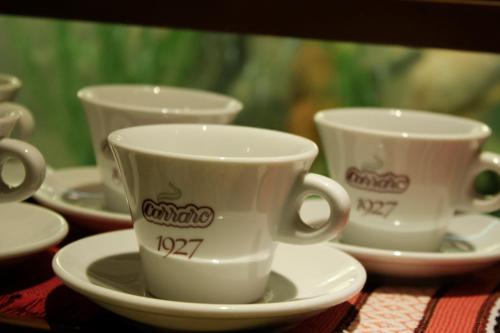 Edi Hotel في صوفيا: ثلاثة أكواب قهوة وصحون موضوعة على طاولة