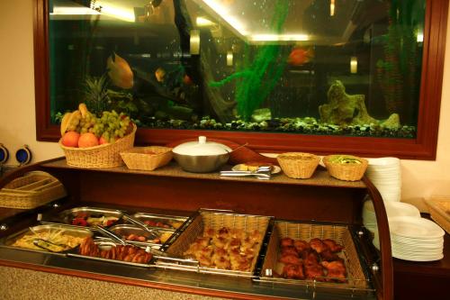 Edi Hotel في صوفيا: بوفيه مع حوض أسماك وأنواع عديدة من الطعام