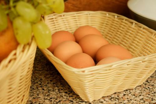 Edi Hotel في صوفيا: سلتان من البيض موضوعتان على منضدة