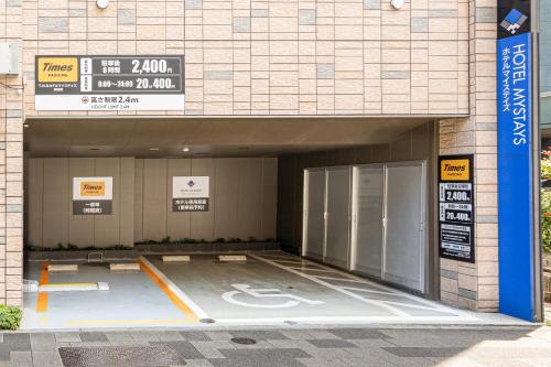 una entrada a un edificio con una puerta abierta en HOTEL MYSTAYS Hamamatsucho, en Tokio