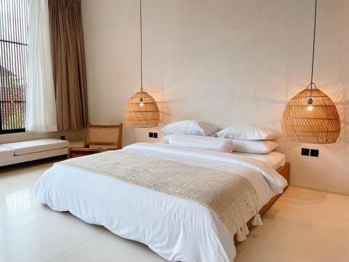 Säng eller sängar i ett rum på La Locale: Brand-new luxury 2bd villa with pool