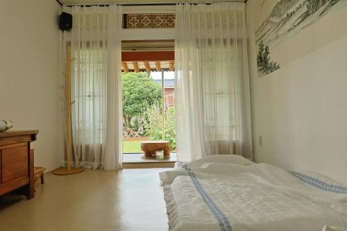מיטה או מיטות בחדר ב-Daoljae Hanok Pension