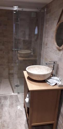 een badkamer met een wastafel en een douche bij logement individuel in Le Cannet