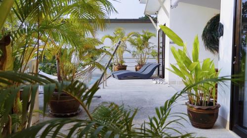 un patio con macetas en una casa en Mantra Sea View Villa, en Chaloklum