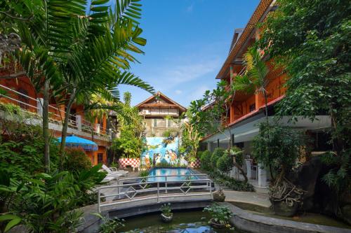 Bazén v ubytování Hotel Lumbung Sari Legian nebo v jeho okolí