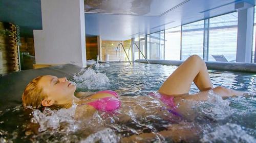 The swimming pool at or close to Auberge de Jeunesse HI Serre-Chevalier