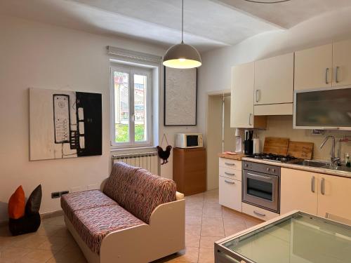 a living room with a couch and a kitchen at Centralissimo - Nuovo - Parcheggio Privato in Perugia