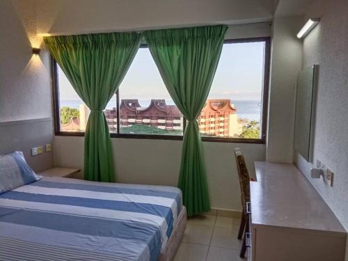 Batu Ferringhi Sri Sayang Resort tesisinde bir odada yatak veya yataklar