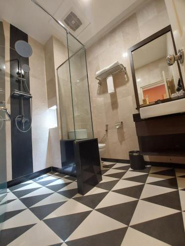 e bagno con doccia, servizi igienici e lavandino. di Agro Hotel Bintan a Teluk Bakau