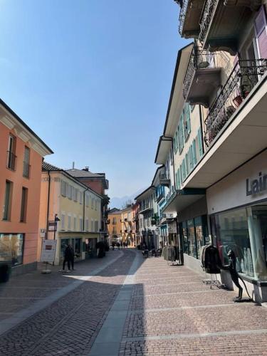 eine leere Straße in einer Stadt mit Gebäuden in der Unterkunft Schöne Wohnung in der Via Borgo in Ascona