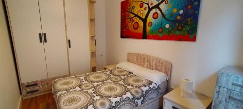 A bed or beds in a room at Bonito apartamento Cádiz centro