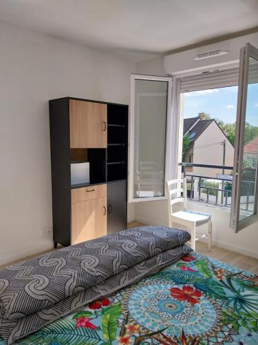 une chambre avec un lit et une grande fenêtre dans l'établissement TheCALC Homes 2Bedroom+1Kitchen, à Sartrouville