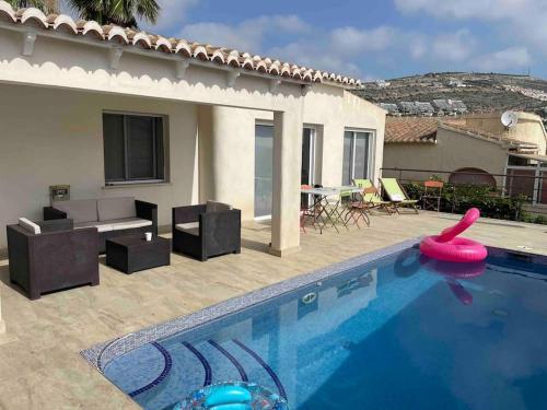 ein Pool vor einem Haus in der Unterkunft villa piscine privee et vue Magnifique sur la mer in Cumbre del Sol