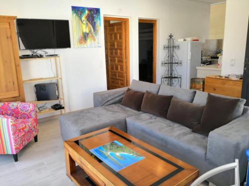 ein Wohnzimmer mit einem Sofa und einem Couchtisch in der Unterkunft villa piscine privee et vue Magnifique sur la mer in Cumbre del Sol