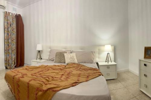 Кровать или кровати в номере Seafront apartment in St Julians