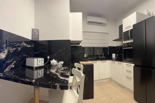 Кухня или мини-кухня в Seafront apartment in St Julians
