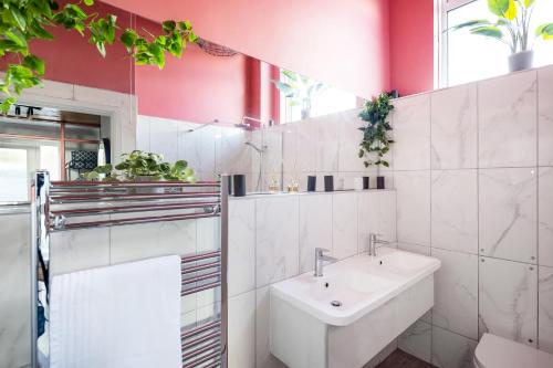 Ένα μπάνιο στο Sunset Beach House Porthleven
