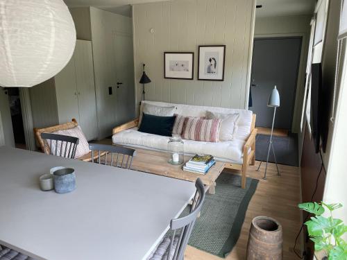 a living room with a couch and a table at Viste Funäsdalen in Funäsdalen