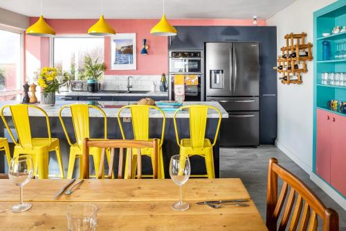 Η κουζίνα ή μικρή κουζίνα στο Sunset Beach House Porthleven